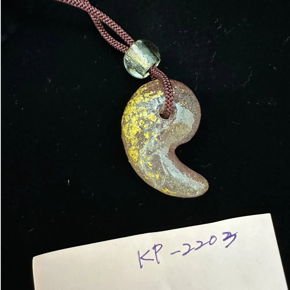 京紫の勾玉 Kyoto purple