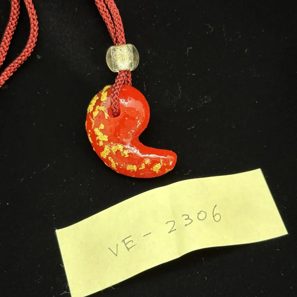 朱色の勾玉 Vermilion